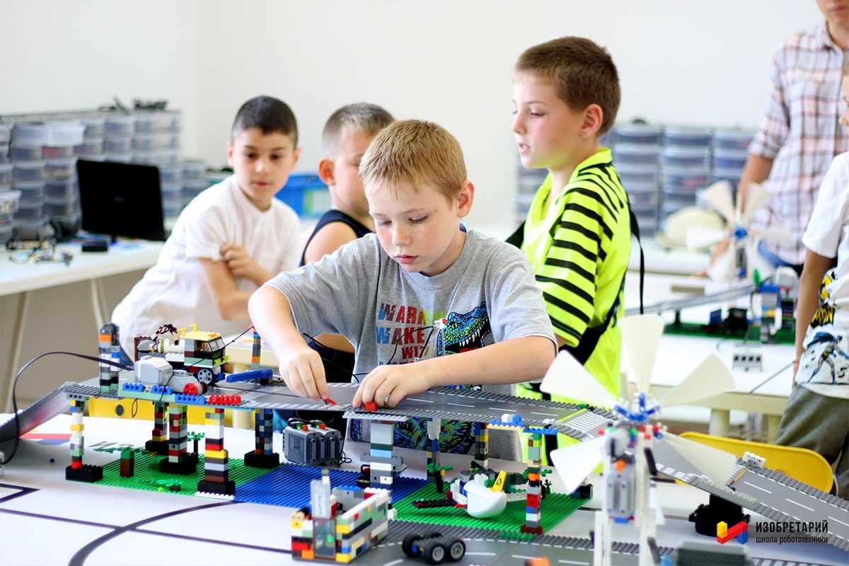 Техническое творчество в детском саду. Робототехника для детей. Кружок робототехники для детей. Роботостроение для детей. Робототехника в школе.