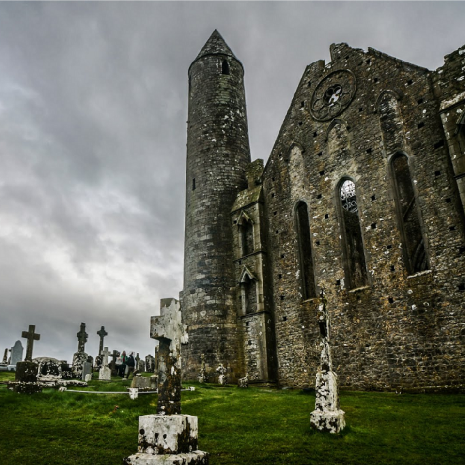 Ireland germany. Замок-скала Кашел. Замок Cashel, Ирландия. Скала Кашел Ирландия. Замок-скала Кашел (графство Типперэри, город Кашел).