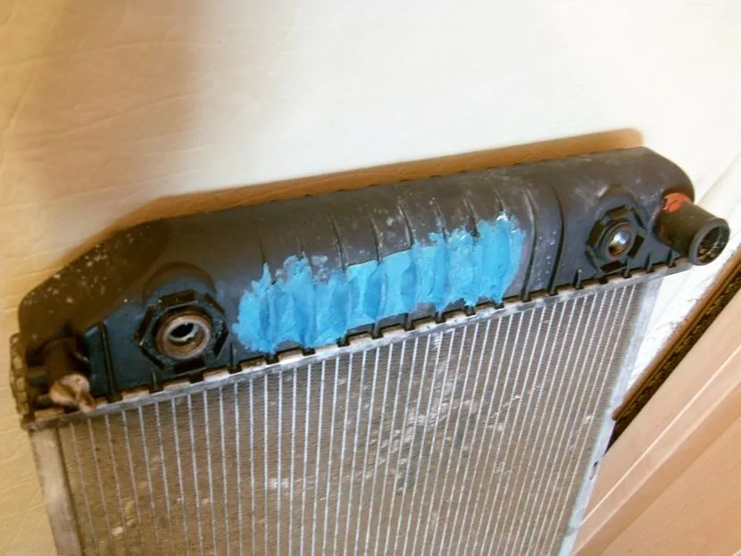  заклеить радиатор охлаждения пластмассовый, можно ли заклеить .