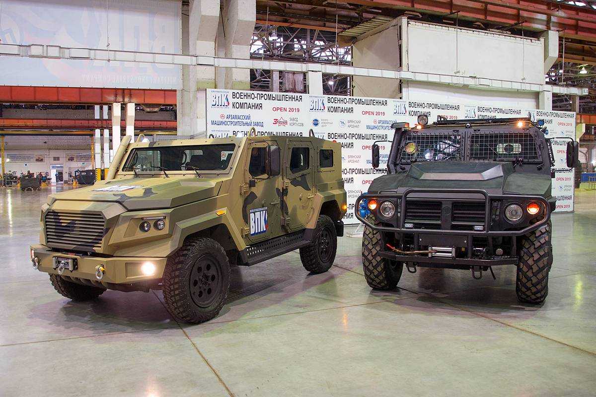 Бронированные машины типа Hummer есть и в России Отечественные производители представляют широкую линейку машин “Тигр”, в которые входят мощные внедорожники, поддерживающие установку дополнительного оборудования