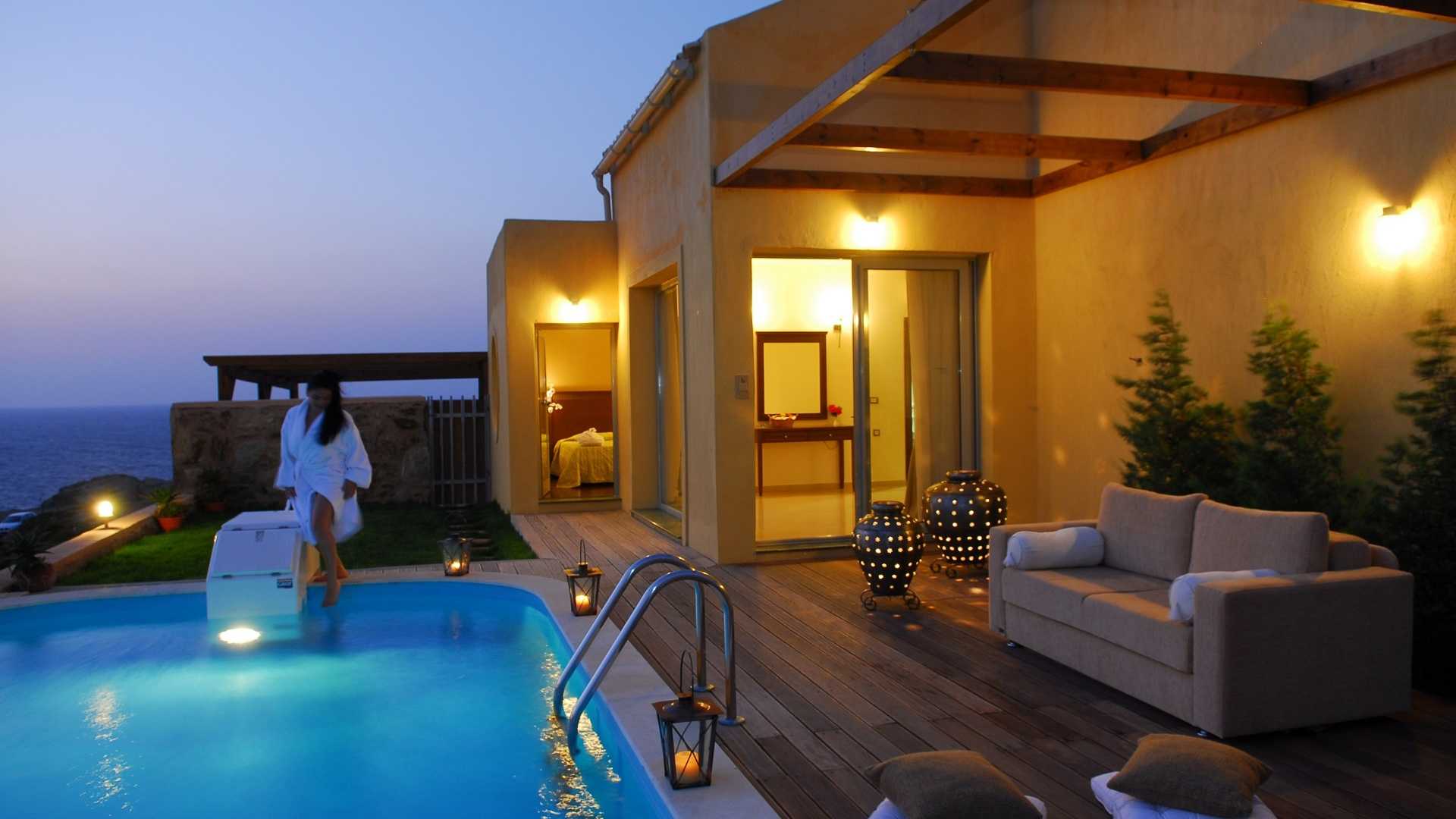 Отели рядом с морем. Sea Side Resort Spa 5 Греция о Крит-Ираклион. Шикарный номер с бассейном. Отель с бассейном в номере. Отель с бассейном из номера.