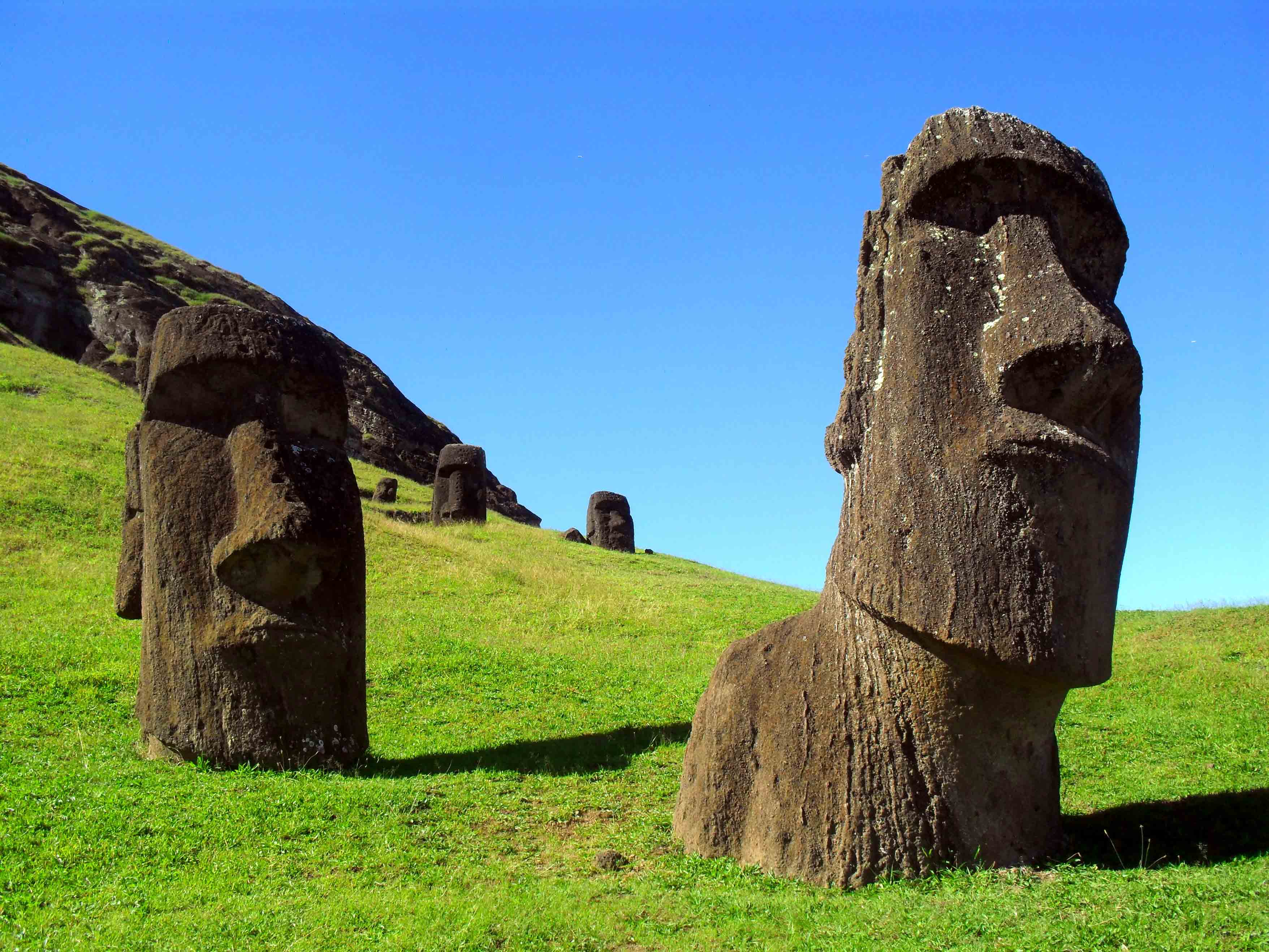 Загадочные государства. Моаи (статуи острова Пасхи), Чили. Каменные статуи Моаи остров Пасхи Чили. Истуканы Рапа-Нуи остров Пасхи. Статуи Моаи в Чили.