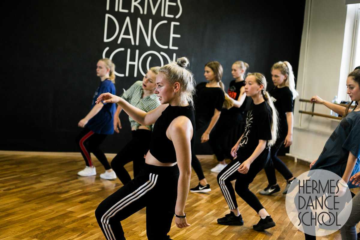 16 школа танцы. Танцевальная студия. Танцевальная школа. Название танцевальной студии. Школа танцев в Москве.