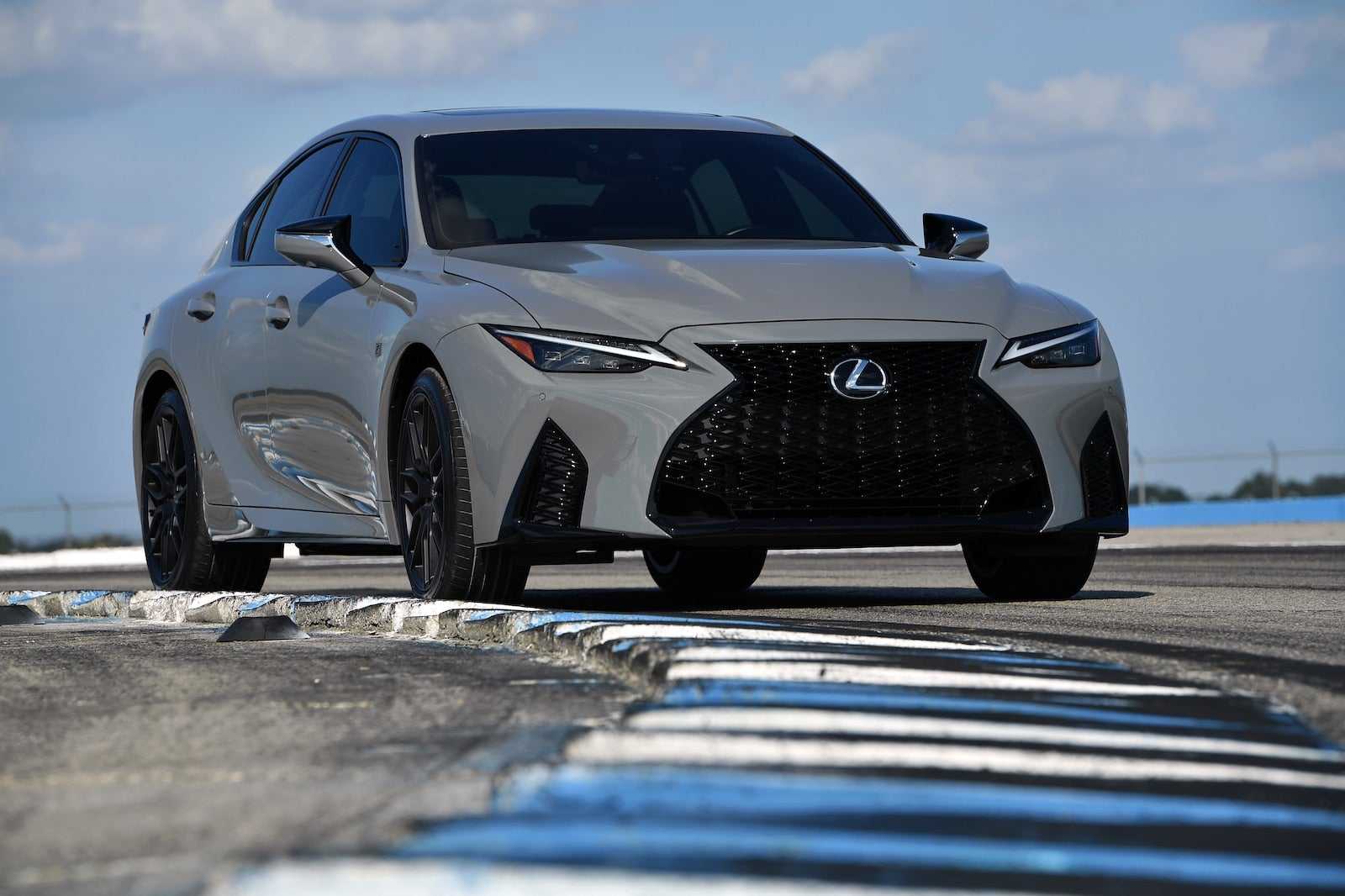 Lexus начинает продажи своего флагмана в россии