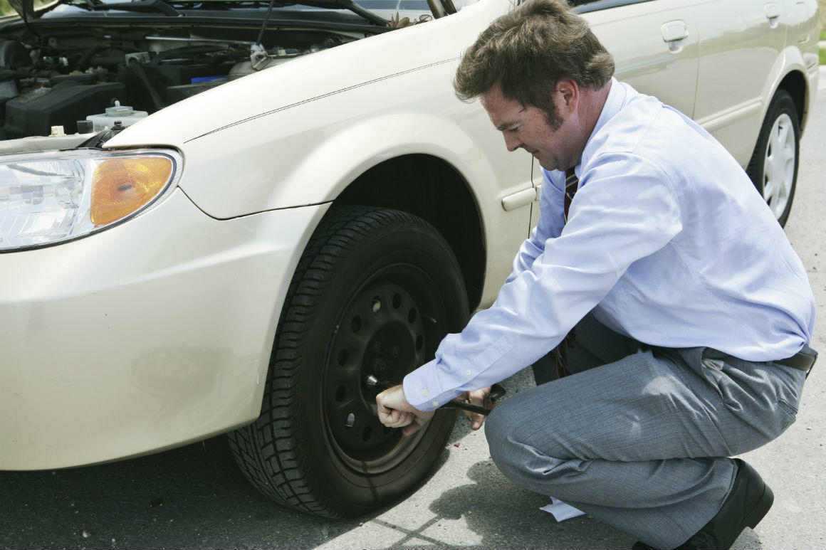 He repairs cars. Спустило колесо на машине. Большой Пьер спущенные колеса. Фото спущенного колеса. Старая машина со спущенным колесом.