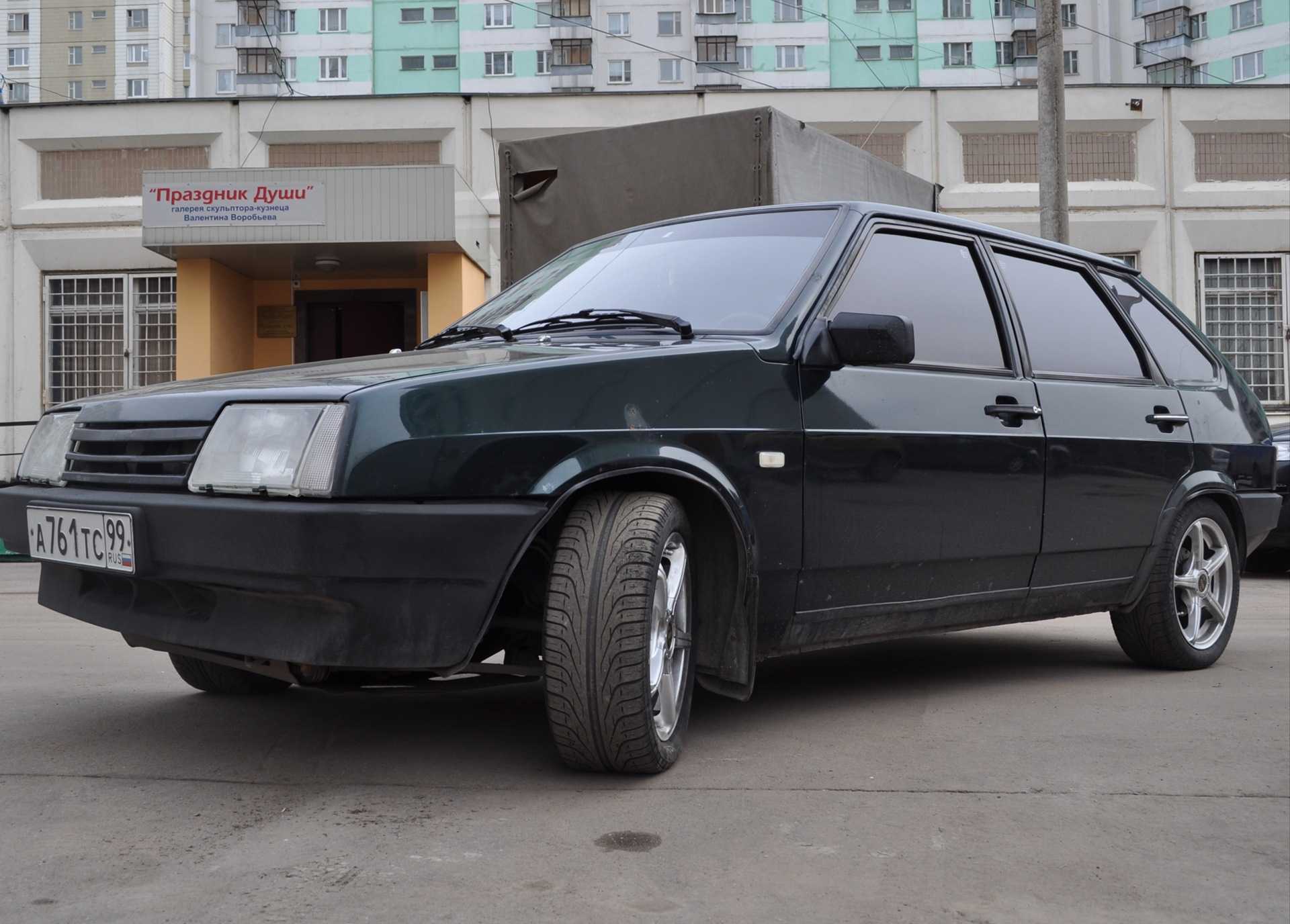 Советские автомобили для многих остаются не только памятными транспортными средствами, но и легендарными моделями, о которых в свое время даже слагали легенды Речь идет в том числе об авто ВАЗ-2109 или вишневой девятке, о которой вспомнили автолюбители в