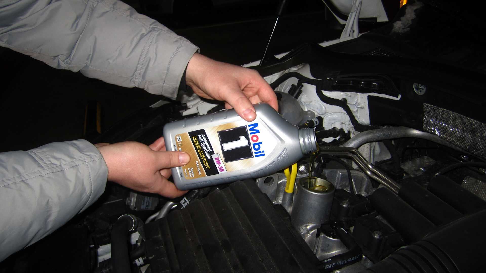 Можно ли лить автомобильное. Mobil наливают в двигатель. Микинг масло. Человек заливает масло. Человек заливает масло в машину.