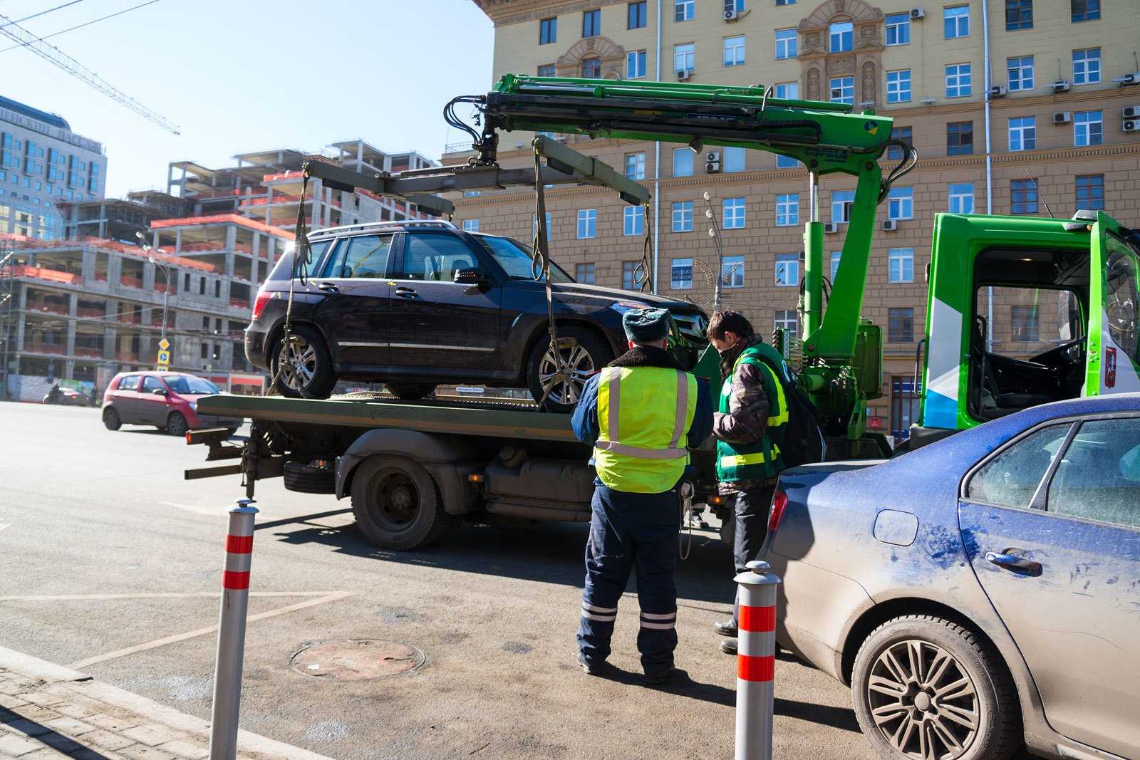 Эвакуация автомобиля на штрафстоянку - правила, штрафы, телефоны