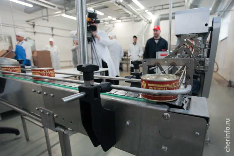 Ассортимент овощных консервов в магазине продуктов
