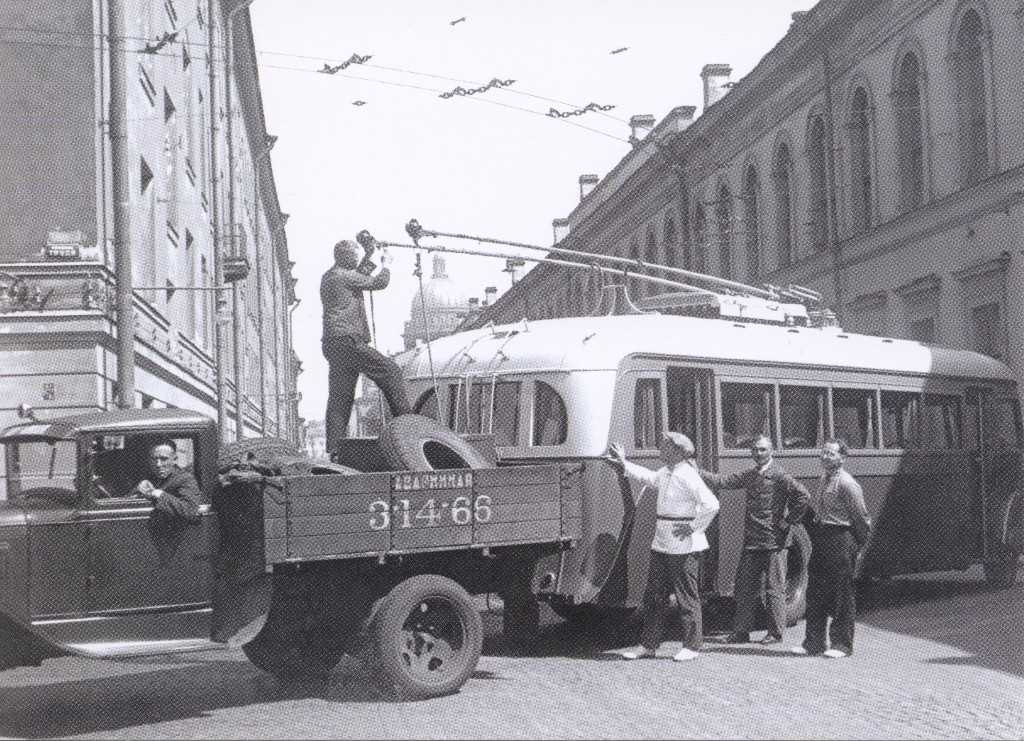 Первой самостоятельной моделью завода имени Урицкого является экспериментальный троллейбус марки ТБУ-1