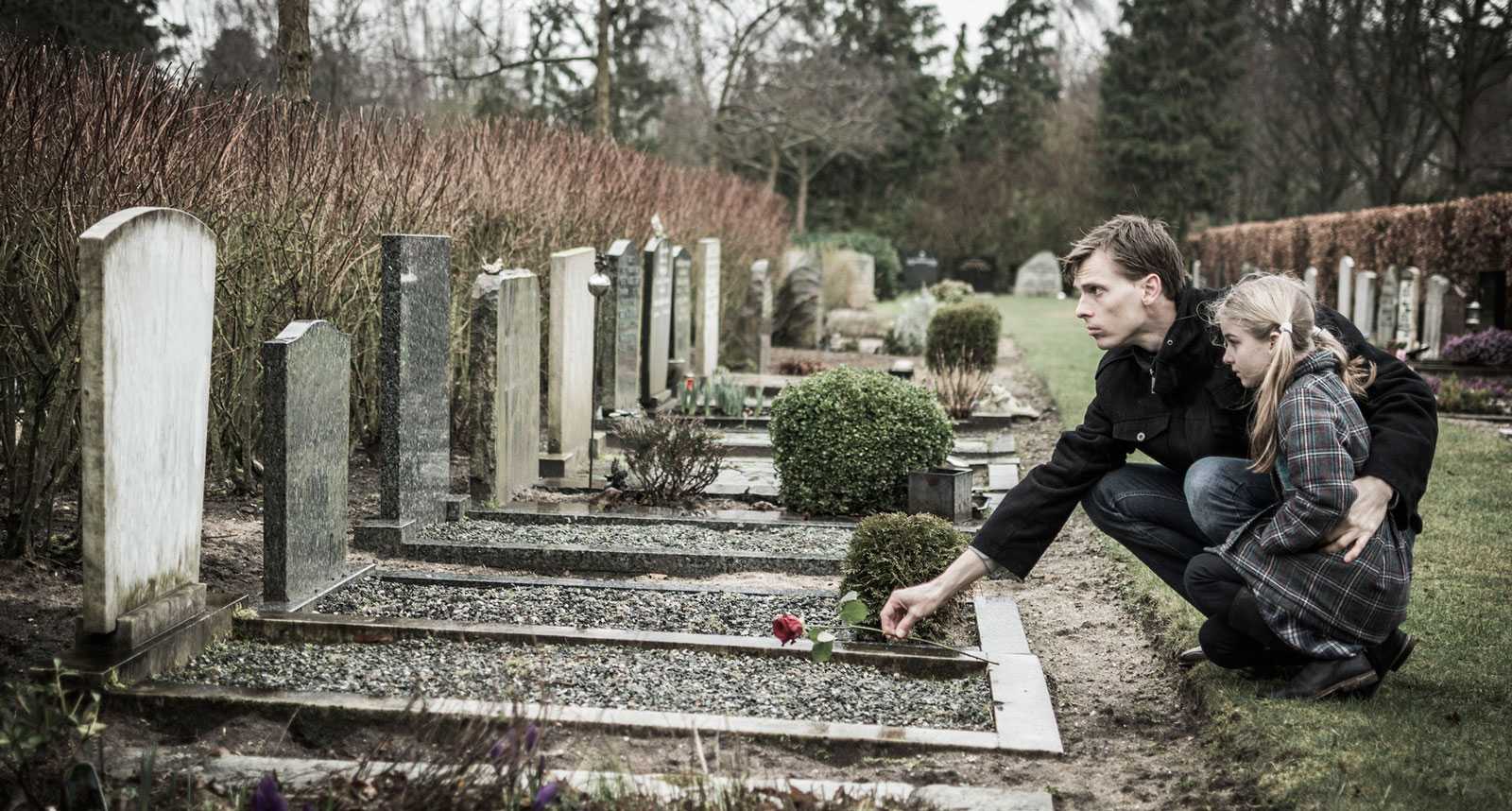 Можно ли на кладбище после обеда. Эджвербери Лэйн кладбище. Мужчина и женщина на кладбище. Фотосессия на кладбище.