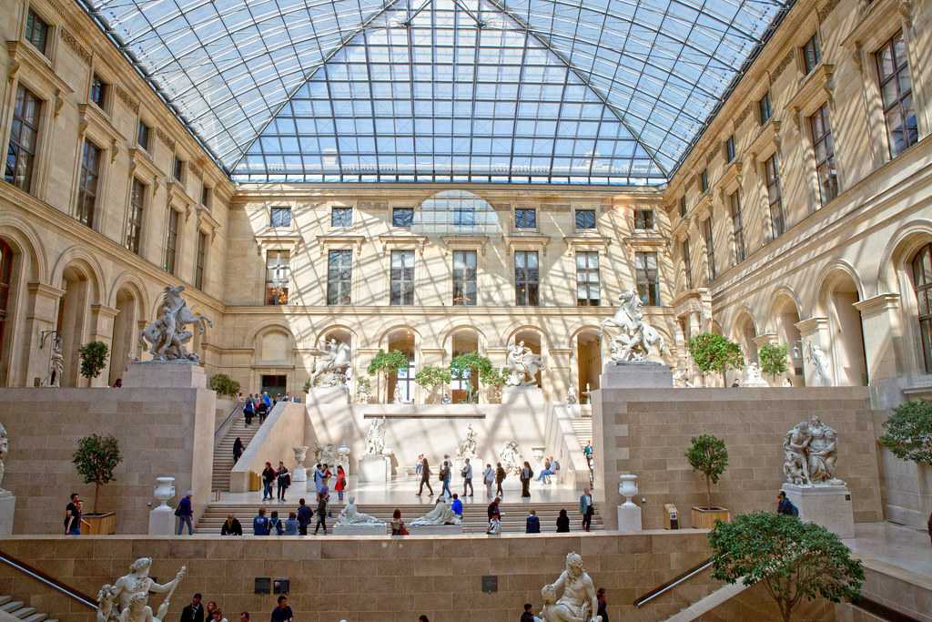 De louvre. Музей Лувр в Париже внутри. Лувр зал  этнографический музей. Лувр Франция внутри. Парижский Лувр внутри.