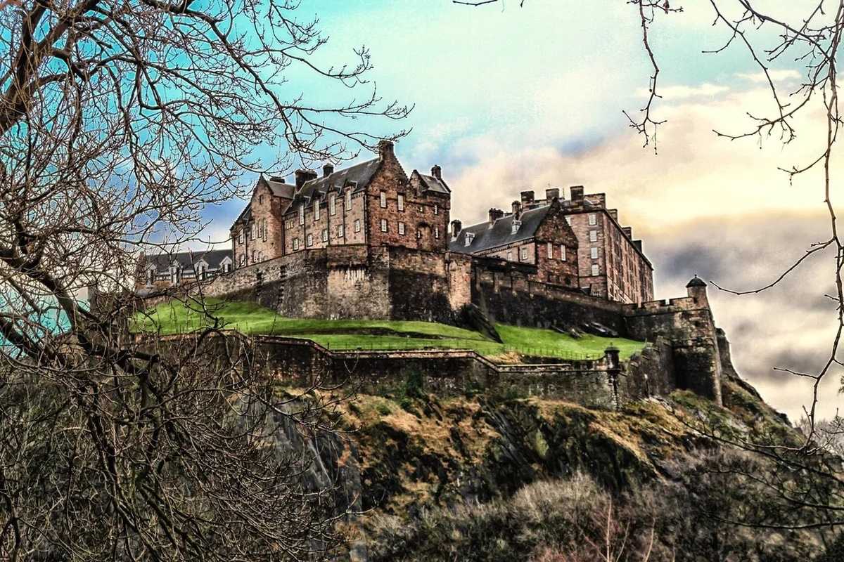 Past the castle. Эдинбургский замок Шотландия. Замок Эдинбург в Шотландии. Эдинбургский замок (Эдинбург, Шотландия). Эдинбургский замок замок Великобритании.