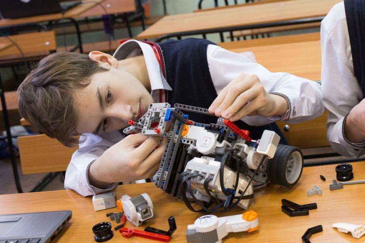 В кружке робототехники занимаются ученики. Робототехника для детей. Школьники робототехника. Робототехника для детей школьного возраста. Что такое робототехника для школьников.