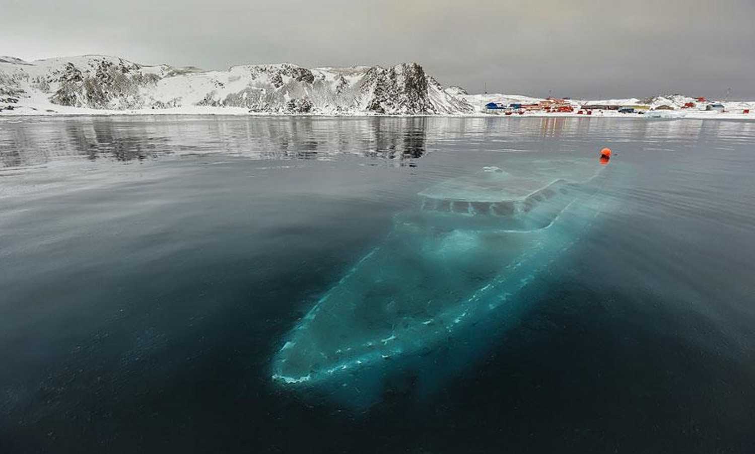 Затонувшая яхта, бухта Ардли, Антарктида